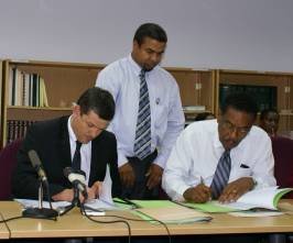 afd-ffem_and_govt_sign_financing_agreement_for_geothermal_november_2008.jpg