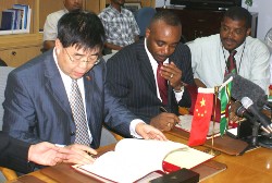 blackmore_chinese_officials_signing_contract.jpg