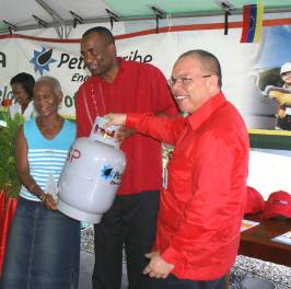 lpg_programme_launch_pm_hands_over_cylinder_dec_2009.jpg
