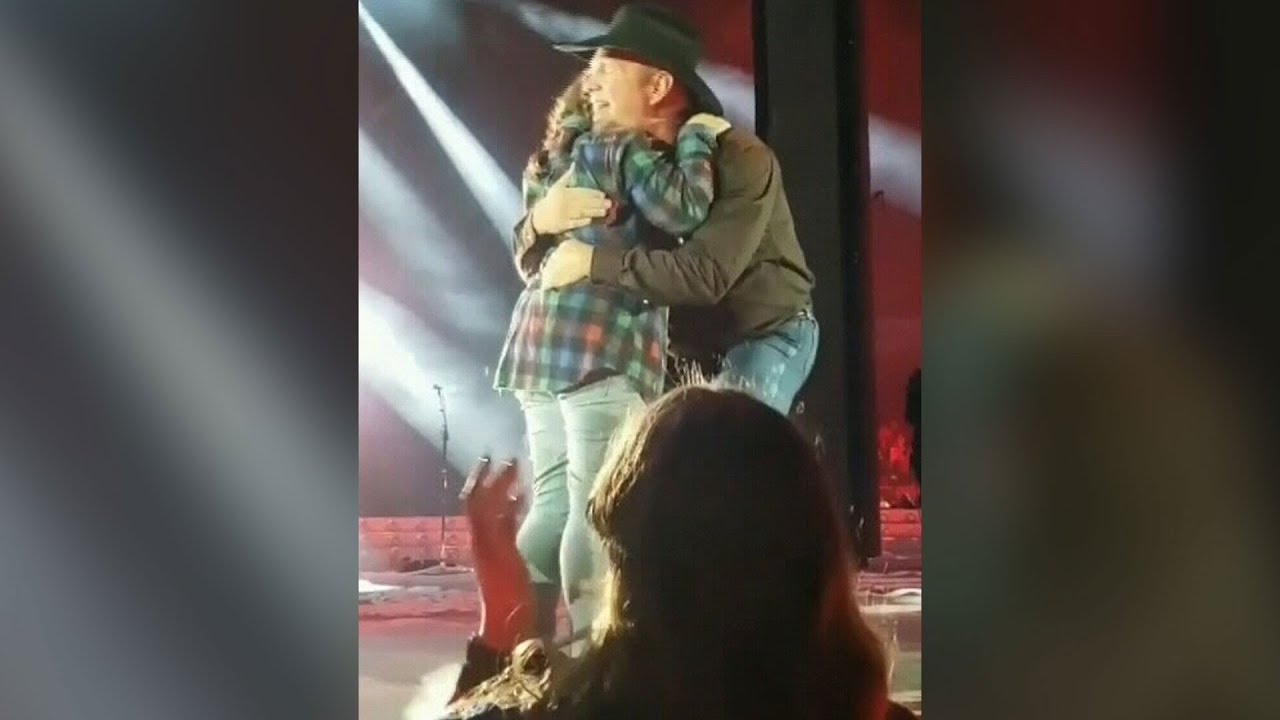 Garth Brooks has special moment with young Regina fan on stage 1