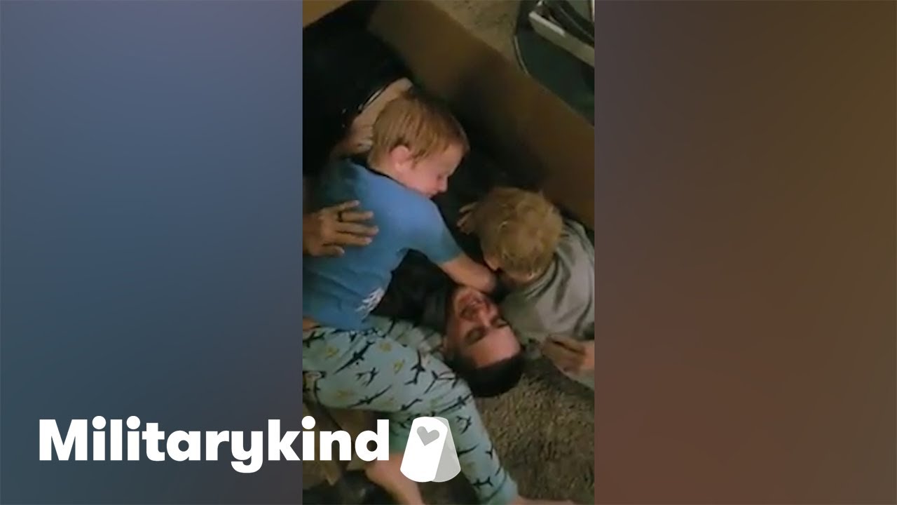 Marine hides in box to surprise little brothers | Militarykind 7