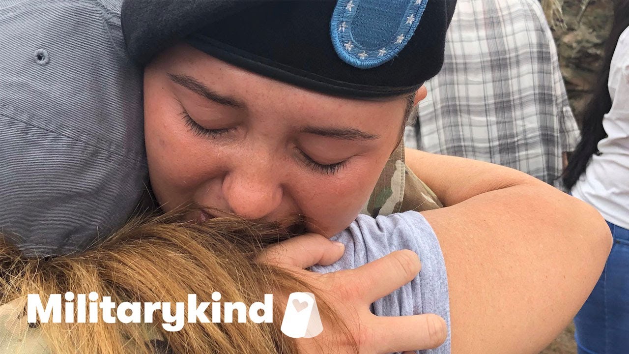 Soldier sobs in mom's arms at the airport | Militarykind 6