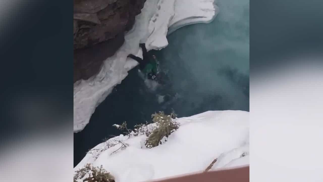 Man who fell into frigid Alberta river swims to safety 3