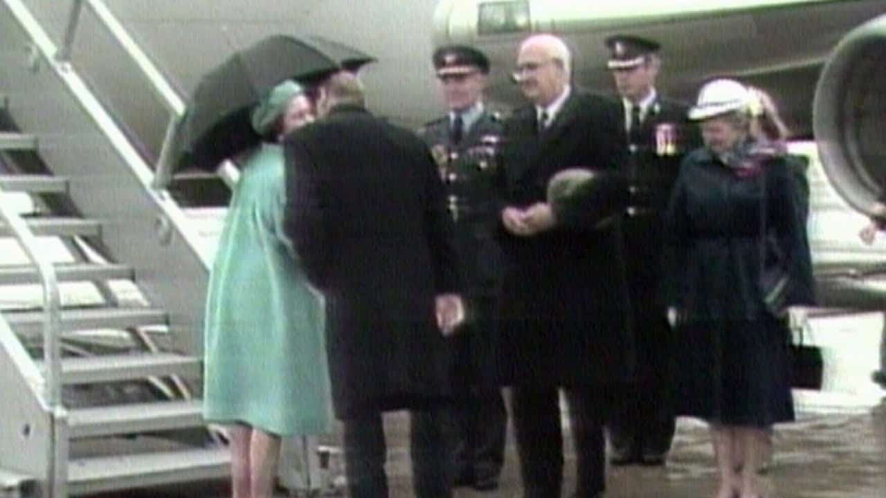 Queen Elizabeth and Prince Philip share rare public kiss in Canada | ARCHIVE footage from 1984 2