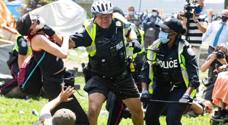 Toronto police use brute force to dismantle homeless encampment 1