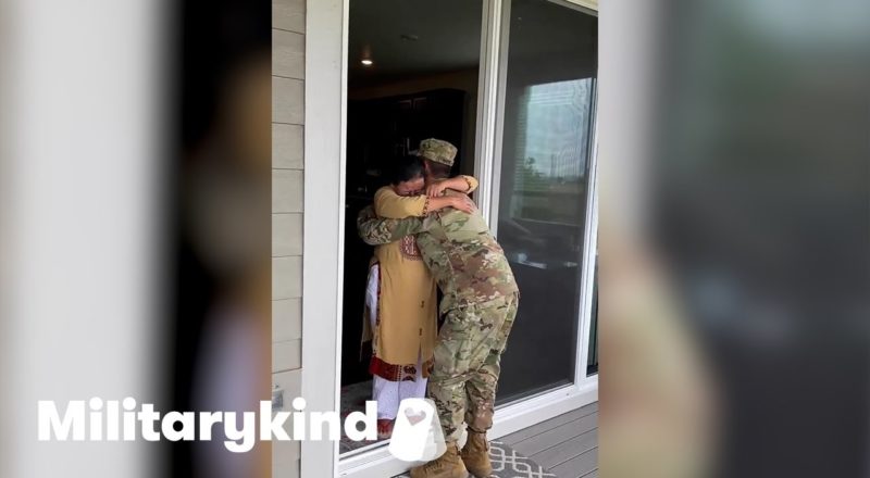 Soldier sneaks onto grandma's porch to surprise her | Militarykind 7