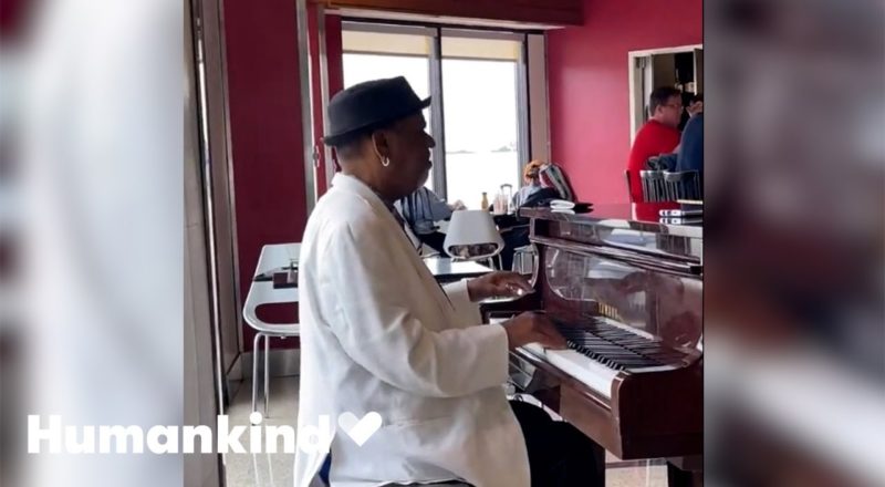 Strangers tip airport pianist $60,000 | Humankind 4