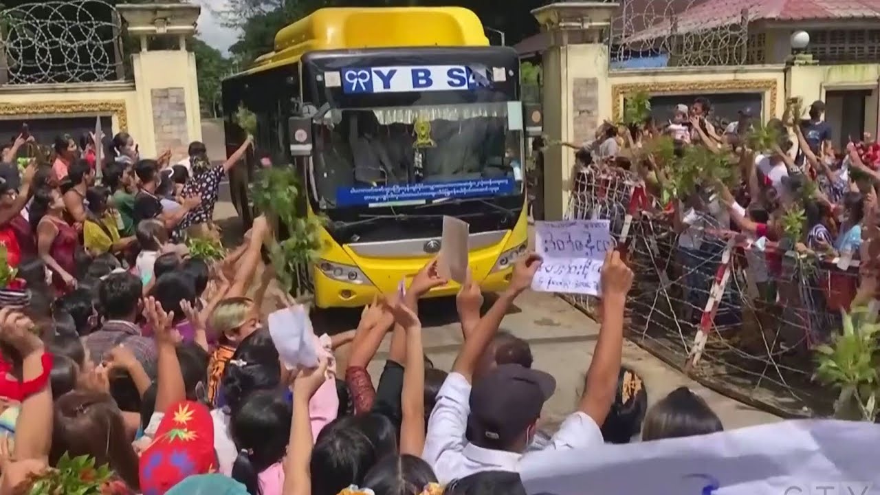 Freed Myanmar prisoners met with cheering crowds 1
