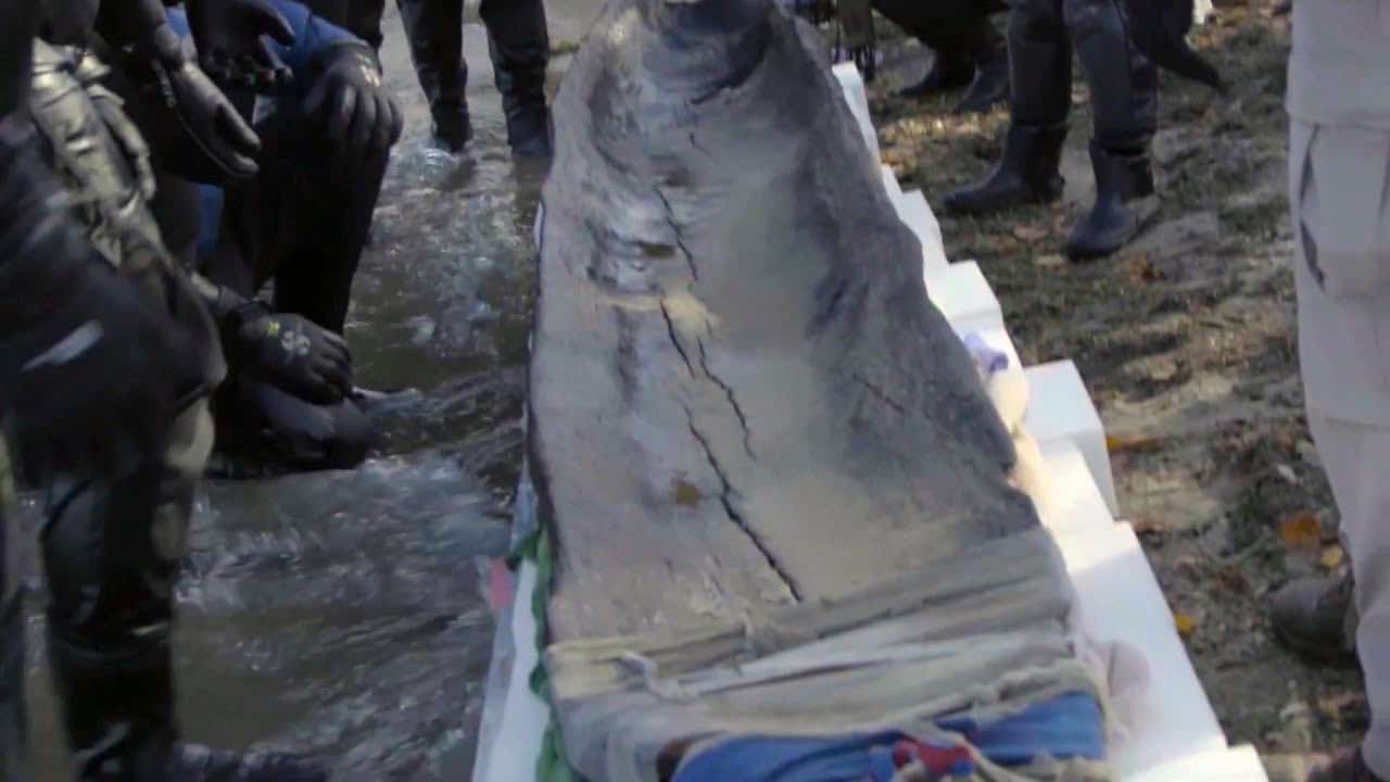 Thousand-year-old wood canoe recovered from Wisconsin lake 1
