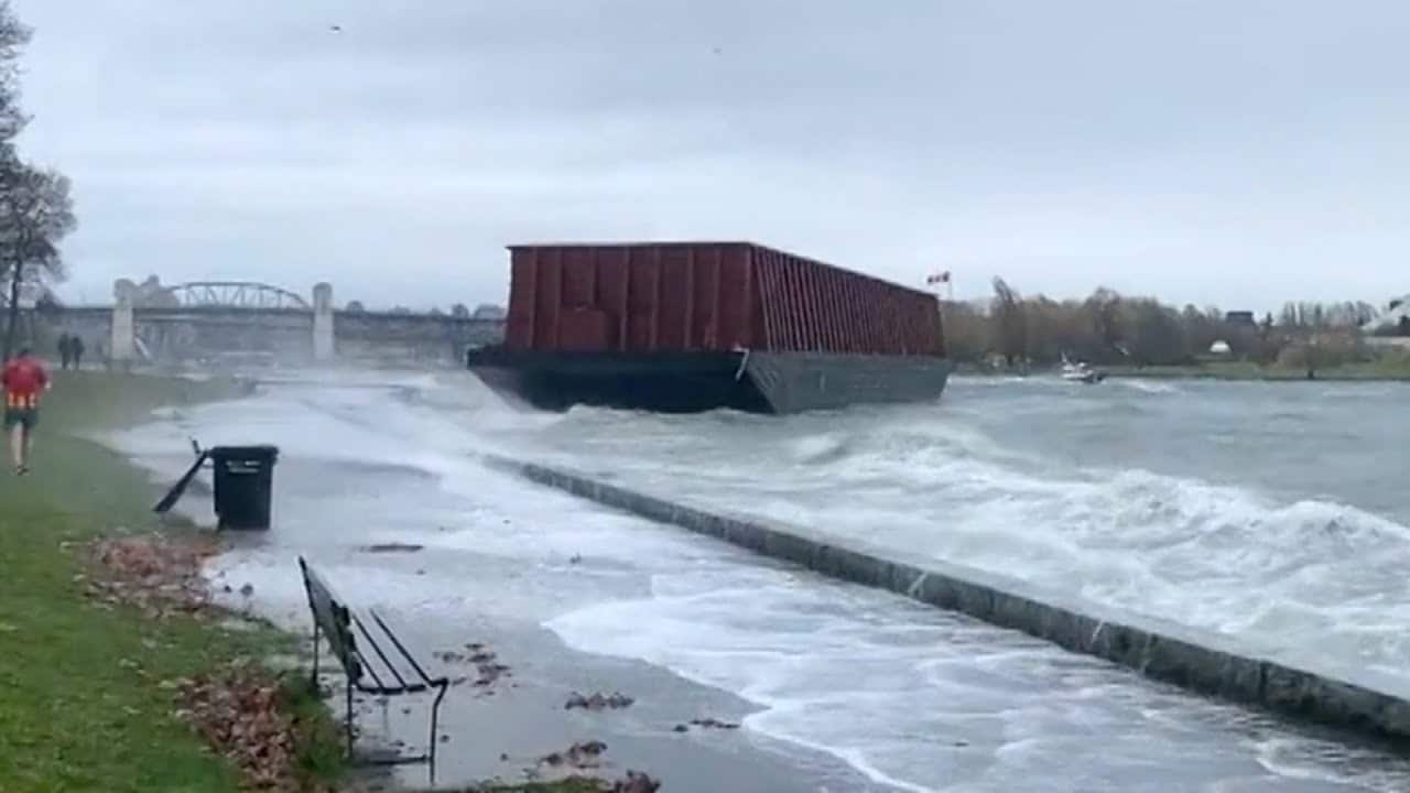 Barge comes loose in B.C. waters, concerns it could slam into bridge 1