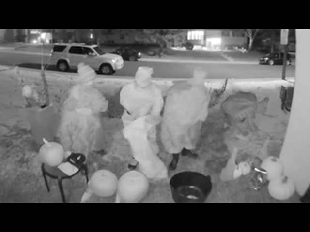 Caught on cam: Trick-or-treaters in Calgary replenish empty candy bowl 1