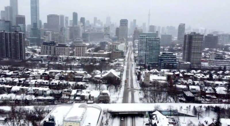 Stuck cars, covered roads: Drone video reveals snow-covered Toronto 1