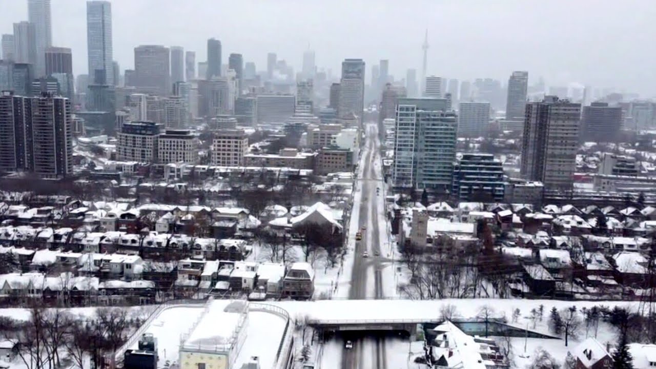 Stuck cars, covered roads: Drone video reveals snow-covered Toronto 5