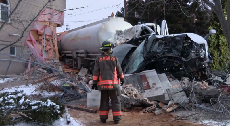 Tanker truck full of gas crashes into Toronto-area home 1