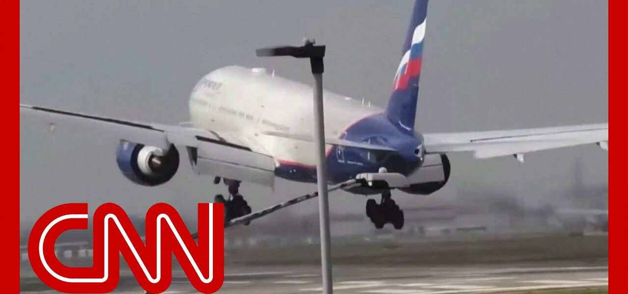 Man's hilarious commentary for landing jets goes viral 1