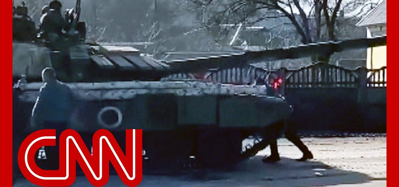 Video shows man try to stop Russian tank with his body 1