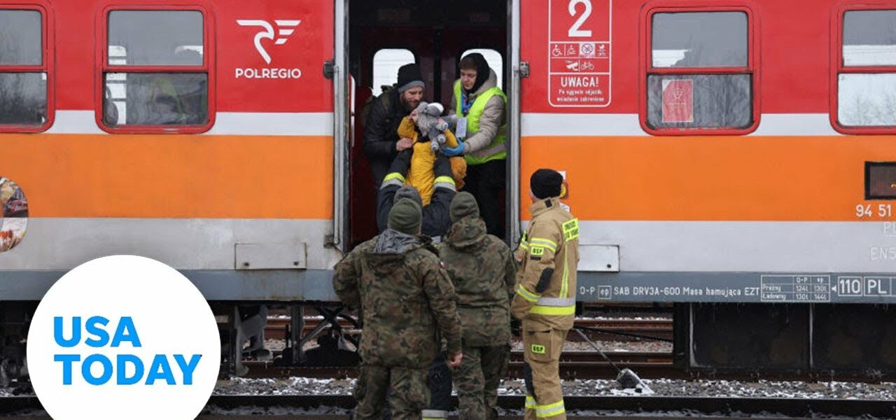 Ukraine: Video shows people arriving to Poland amid Russian invasion | USA TODAY 1