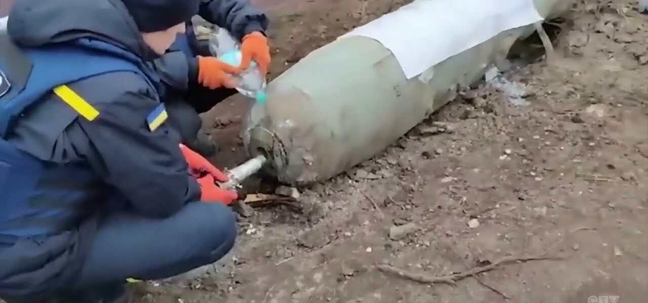 Watch these two Ukrainians disarm an unexploded Russian bomb in Chernihiv 1
