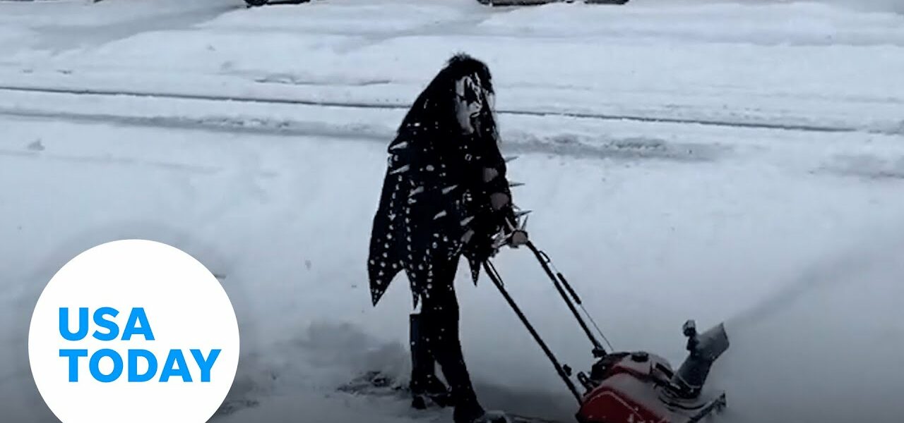 Man rocks out to Kiss as he clears snow | USA TODAY 1