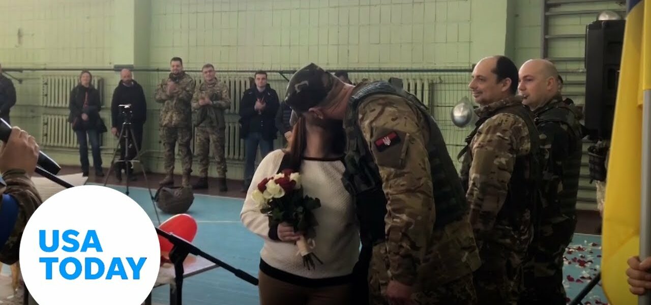 Ukrainian couple gets married in the middle of the war against Russia | USA TODAY 1
