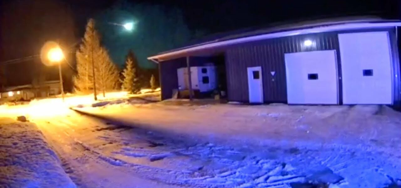 Meteor captured over Saskatchewan sky 1