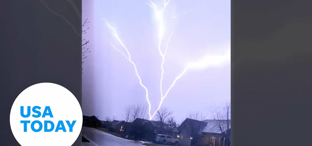 Dazzling lightning strikes in Wichita, Kansas captured in slow motion | USA TODAY 1
