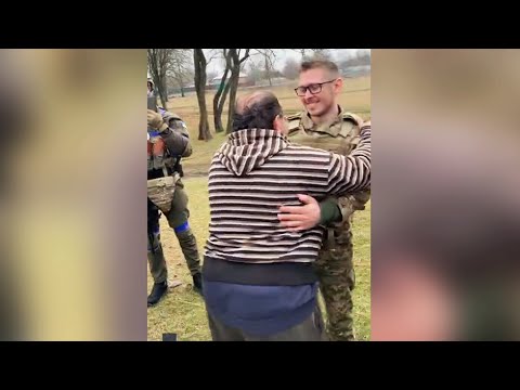 Ukrainian soldier reunited with parents after village is liberated 1