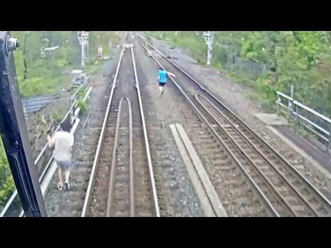 Three kids narrowly avoid hit by GO train | Metrolinx issues warning 1