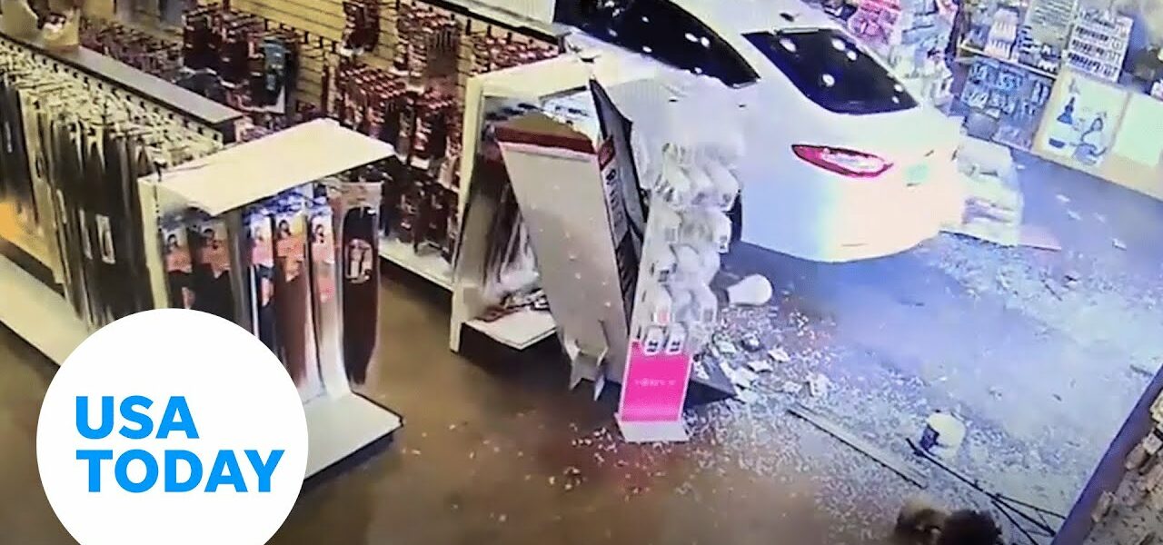 Driver crashes into Arizona store, hits two employees | USA TODAY 1