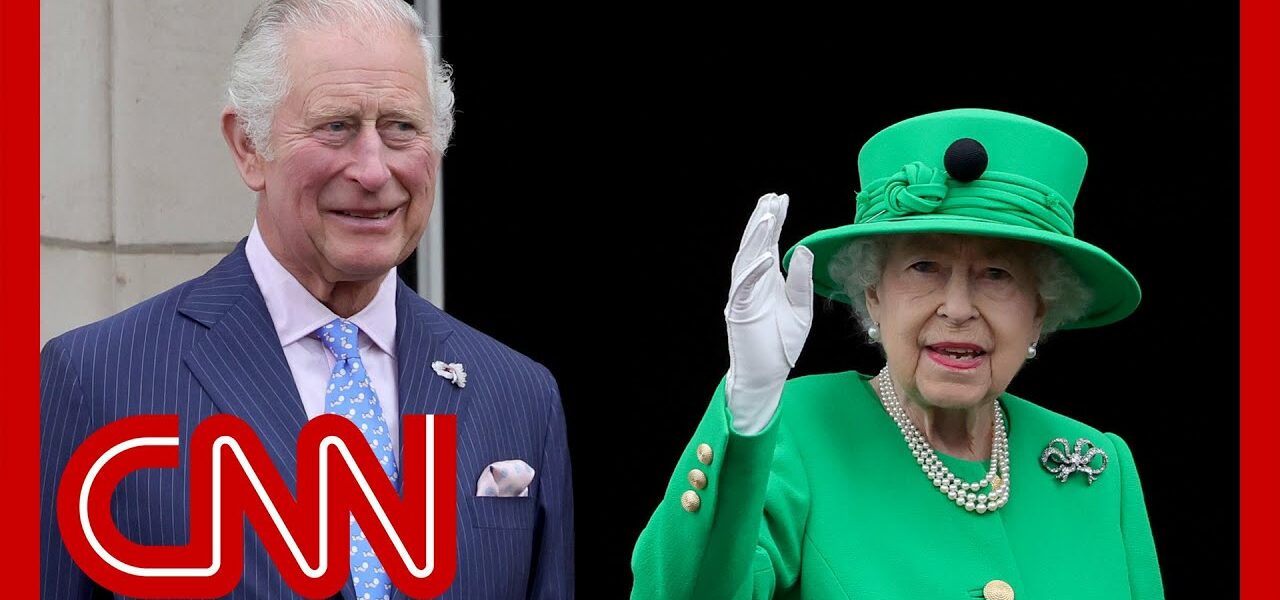 Queen Elizabeth II makes surprise appearance during jubilee 1