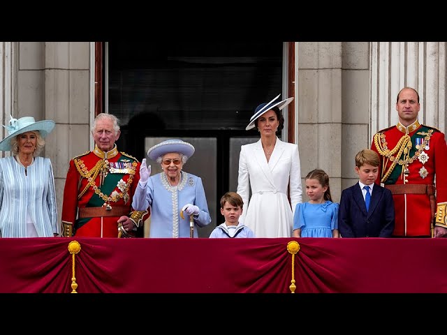 Queen Elizabeth II and the Royal Family come out on Buckingham Palace's balcony 5