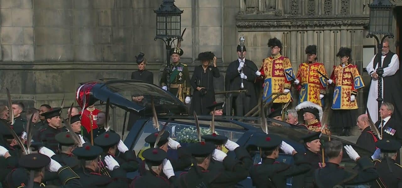 Queen Elizabeth's coffin arrives at St. Giles' Cathedral 7
