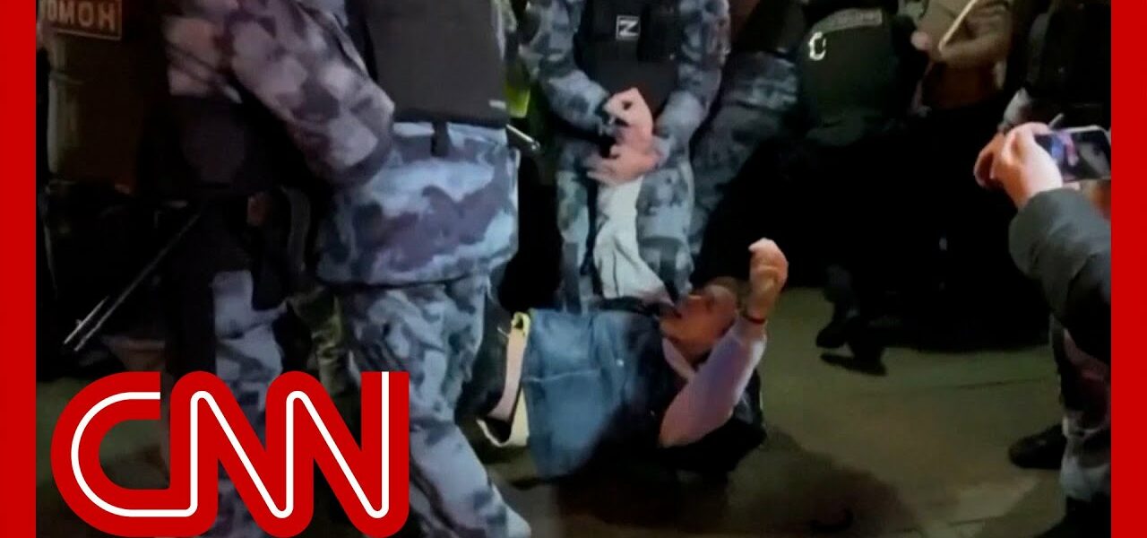 Crackdown in Russia: Video shows police arresting protesters 1