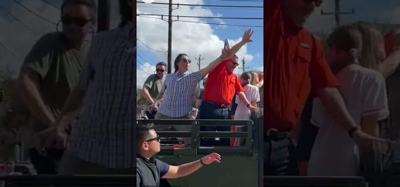Man throws beer can at Sen. Ted Cruz during Astros’ World Series parade | USA TODAY #Shorts 7